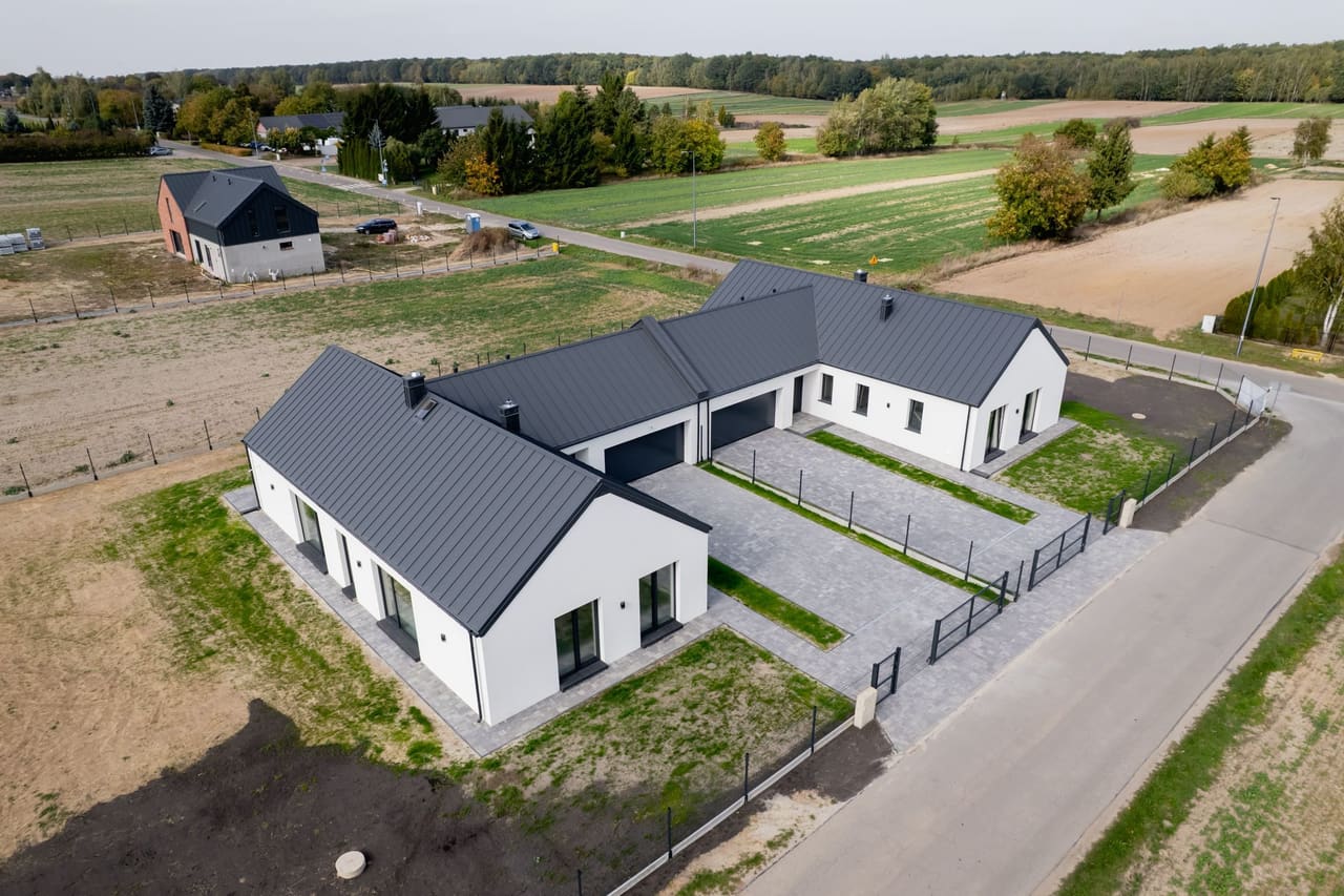 Widok z góry na oba domy i działki